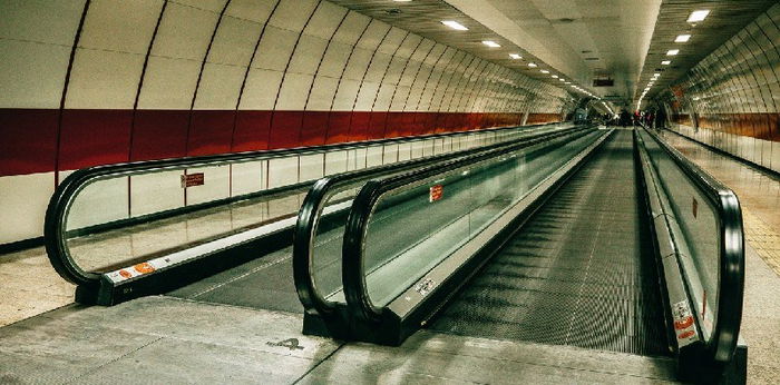 Bocah Ini Kehilangan Setengah Jarinya di Eskalator, Peringatan Keras buat Ortu!