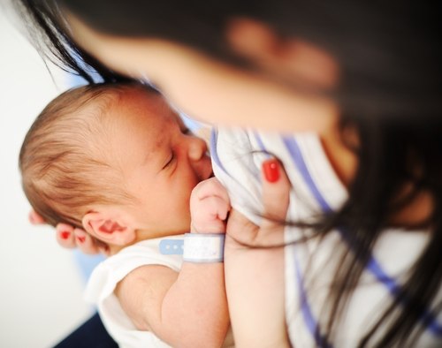 Makan Sambal Membuat ASI Pedas dan Bayi Mencret? Ini Jawabannya, Parents