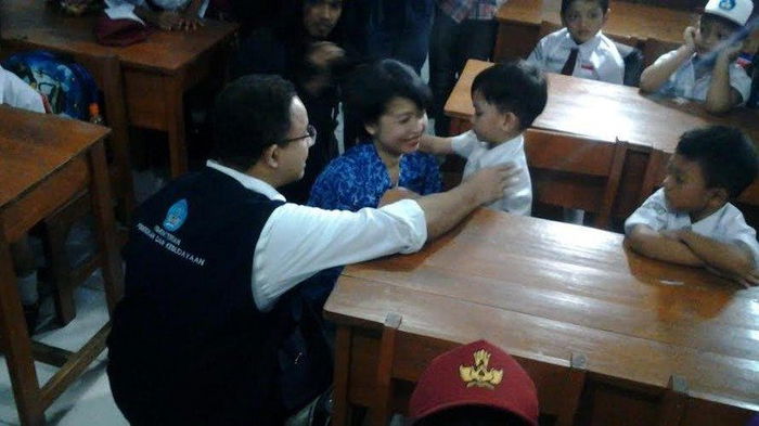 Hari Pertama Masuk Sekolah, Mendikbud Tenangkan Siswa yang Menangis