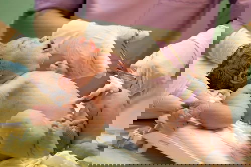 Beginilah Cara Merawat Tali Pusat Bayi yang Benar!