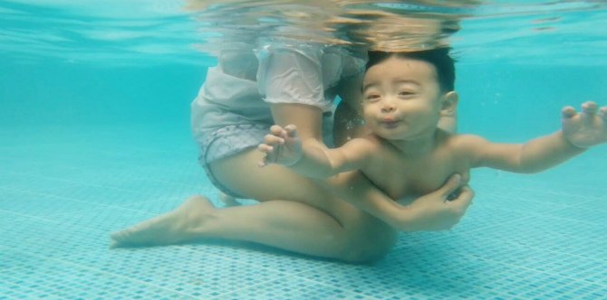 Tips dan cara mengajari bayi berenang sejak dini