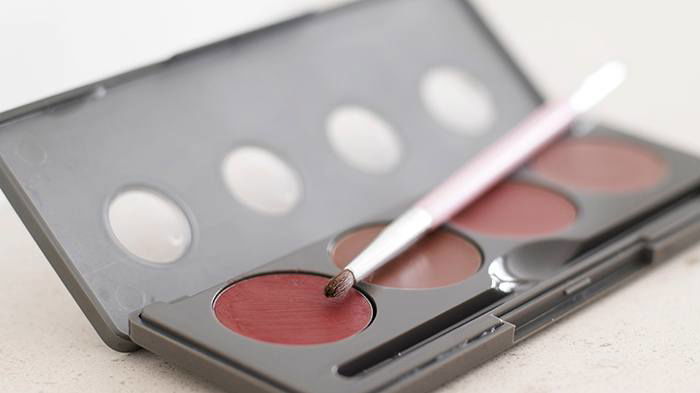 Sampai Berapa Lama Bunda Boleh Menyimpan Kosmetik?