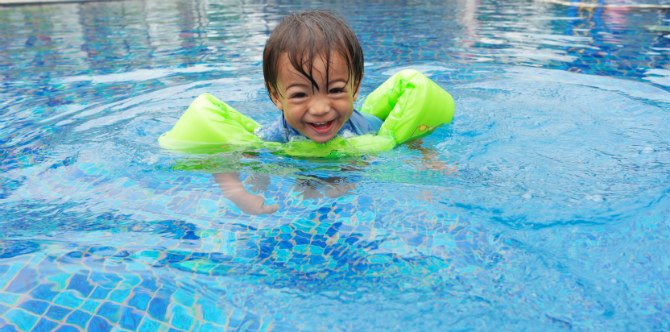 Manfaat Berenang Sejak Bayi dan Tips Memilih Pelampung yang Tepat