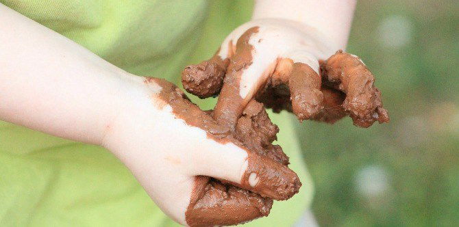 Manfaat Tak Terduga Membiarkan Si Kecil Bermain Kotor-kotoran