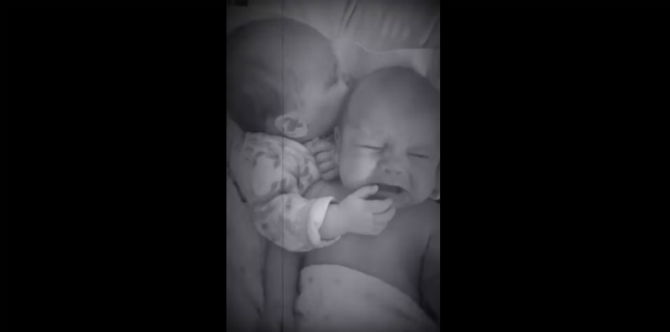 Lihat Lucunya Bayi Kembar ini Menenangkan Saudaranya Saat Menangis