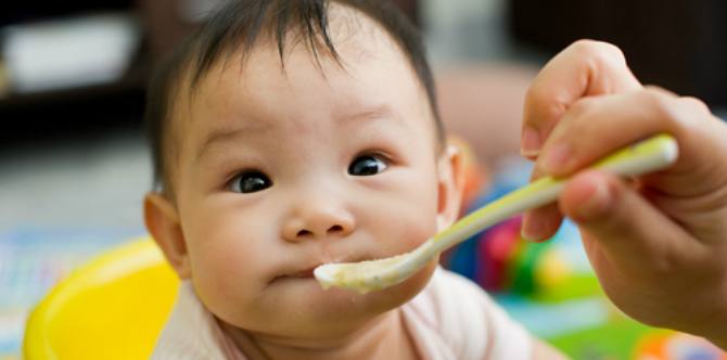 Kenali Tanda-tanda Anak Siap Menerima MPASI Pada Usia 4-6 Bulan