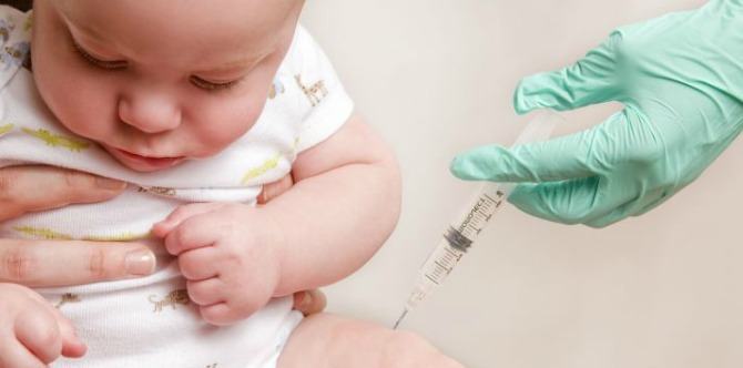 Perlukah Obat Penurun Panas Diberikan Setelah Anak Vaksin?