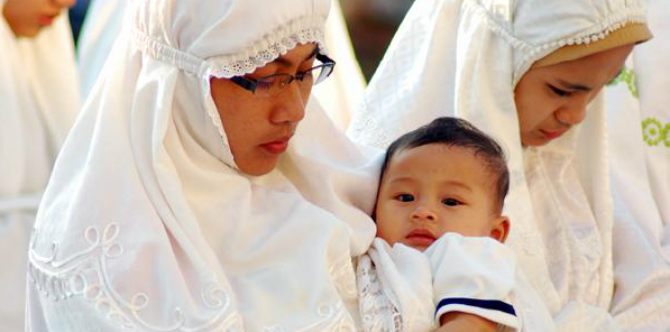 Cara Melakukan Ibadah Salat Sambil Menggendong Anak yang Aman