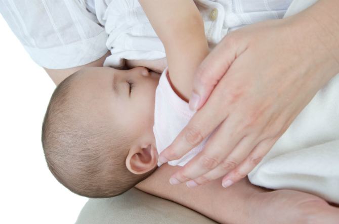 4 Cara Mengatasi Bayi Baru Lahir yang Malas Minum ASI