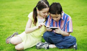 Gadget untuk Anak, Perkembangan atau Bencana? Ini Penjelasannya
