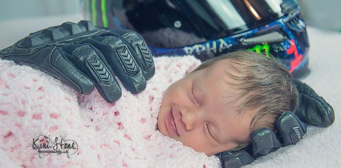 Ada Kisah Mengharukan dibalik Foto Bayi dengan Sarung Tangan Motor Ini