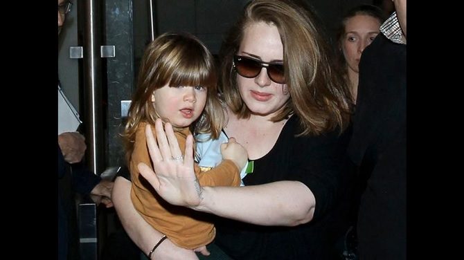 Adele dan Kisahnya Berjuang Melawan Depresi Pasca Melahirkan