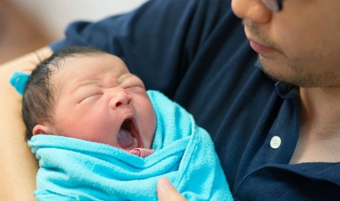 Usia Berapa Bayi Bisa Naik Pesawat? Ini Penjelasan dan Tips dari Ahli