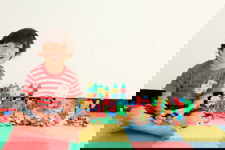 Keceriaan Hazel saat bermain Lego. Foto Doc Pribadi