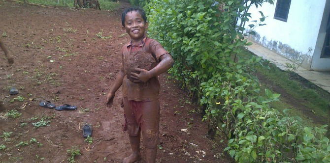 Seru Banget! Lihat 5 Video Kegembiraan Anak-Anak Bermain Lumpur Ini