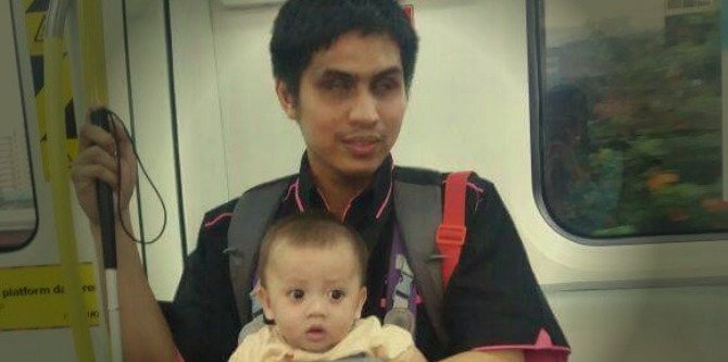 Setiap Hari, Ayah yang Buta ini Mengantarkan Anaknya Ke Penitipan Anak Naik Kereta