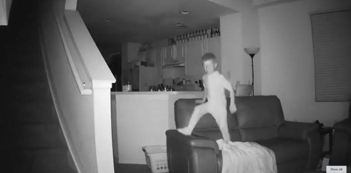 CCTV ini Menangkap Aktivitas Aneh Seorang Anak pada Dini Hari, Bermain dengan Hantu? [Video]