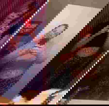 Ayah meniru pose selfie anak