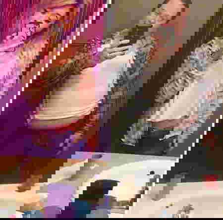 Ayah meniru pose selfie anak