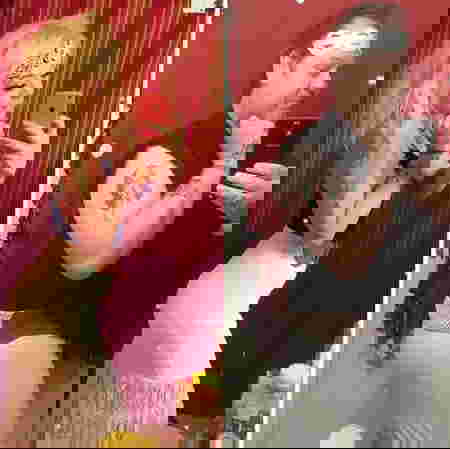 Ayah meniru pose selfie anak