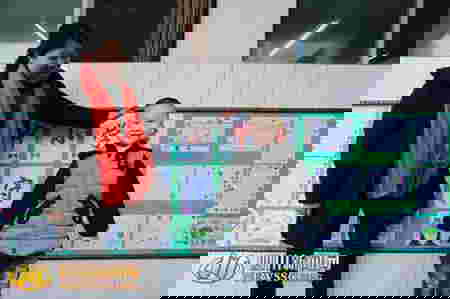 Anak Tanpa Tangan ini Berhasil Meraih Nilai Tertinggi di Sekolahnya