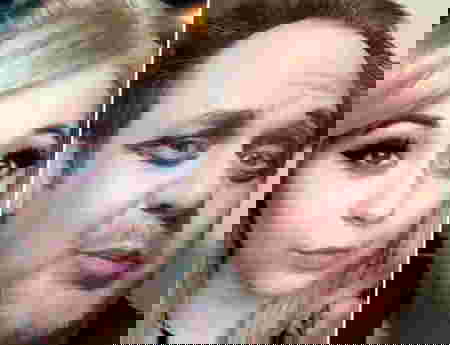 Ayah meniru pose selfie anak