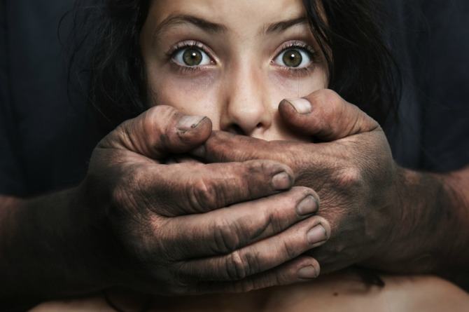 7 Tips Melindungi Anak dari Pelecehan Seksual Menurut Dokter Anak yang Juga Seorang Ibu