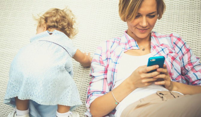 Penelitian: Sibuk Main HP Saat Mengasuh Dapat Menghambat Perkembangan Otak Anak