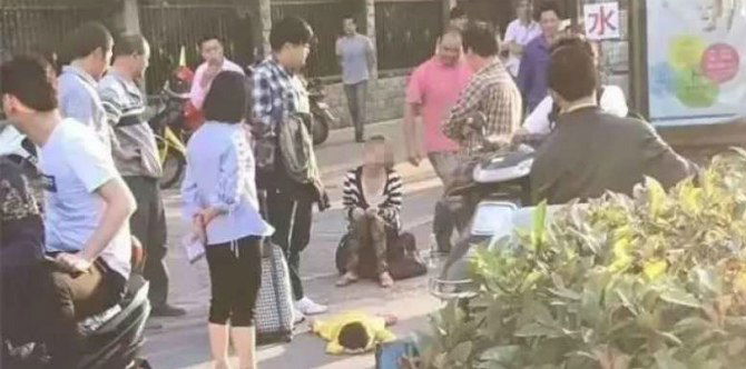 [Video] Stres Berat, Seorang Ibu Menginjak-Injak Tubuh Anaknya di Jalanan