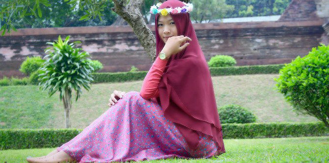 Aman Pakai Gamis dan Long Dress Tanpa Khawatir Keserimpet, Ini Tipsnya