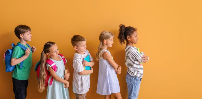 5 Tips Mengajarkan Anak Sabar Menunggu Giliran atau Mengantre, Catat Parents!