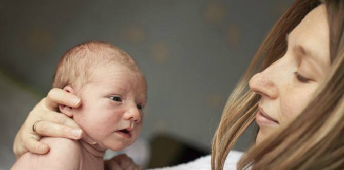 10 Hal Aneh Bayi Baru Lahir yang Akan Hilang Seiring Pertumbuhannya