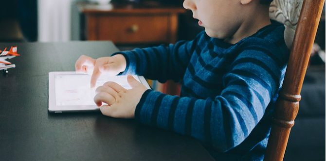 Penelitian: Ini 10 Bahaya Gadget pada Anak di bawah Usia 12 Tahun