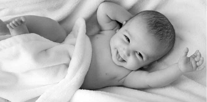 Perkembangan Bayi 3 Bulan, Sudah Bisa Tengkurap dan Menendang, Parents!