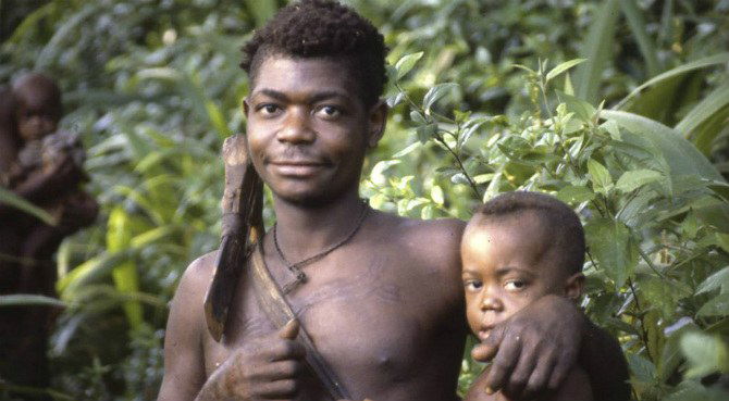 Ayah Menyusui Bayi? Hanya Ada dalam Budaya Suku Aka di Republik Kongo