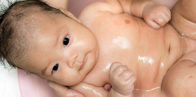 Jangan Asal! Ini Cara Memandikan Bayi Baru Lahir yang Tepat dan Aman