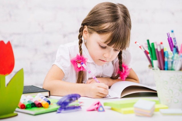 Parents, praktekkan ini di rumah agar tulisan anak rapi dan bisa dibaca