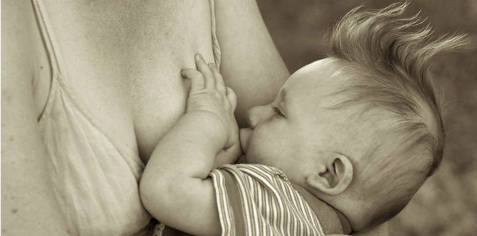 Agar produksi ASI lancar, ini yang wajib Bunda lakukan tiap malam