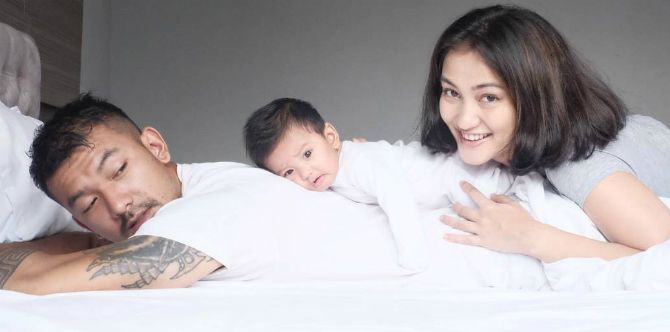 Ini alasan Atiqah Hasiholan dan Rio Dewanto tidak mau menindik anak mereka
