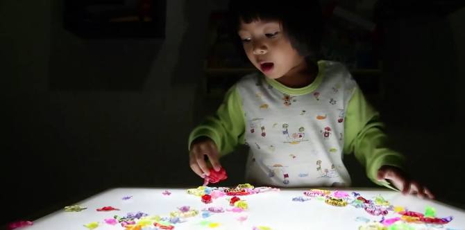 Mengenal light table untuk anak dan 5 kegiatan yang bisa dimainkan di atasnya
