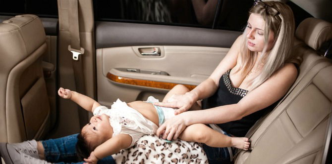 Tips mengganti popok bayi di perjalanan saat traveling