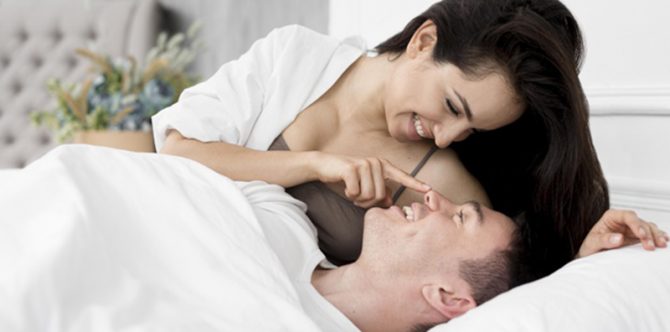 Bosan dengan posisi yang itu-itu aja? Cobalah 10 posisi bercinta yang menantang berikut ini!