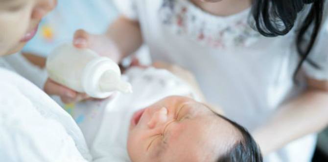 Ini 7 tanda bayi terlalu banyak minum susu, Parents wajib tahu!