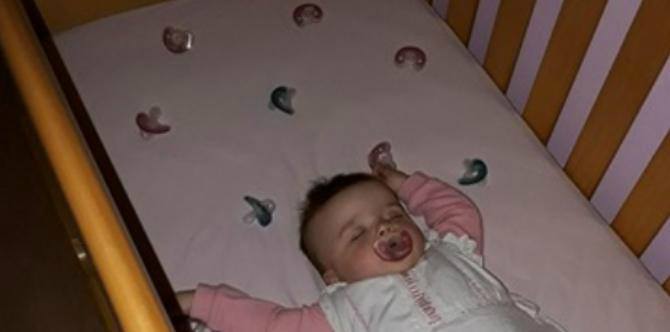 Sulit membuat bayi tidur nyenyak sepanjang malam? Coba cara jenius yang dilakukan ibu ini!
