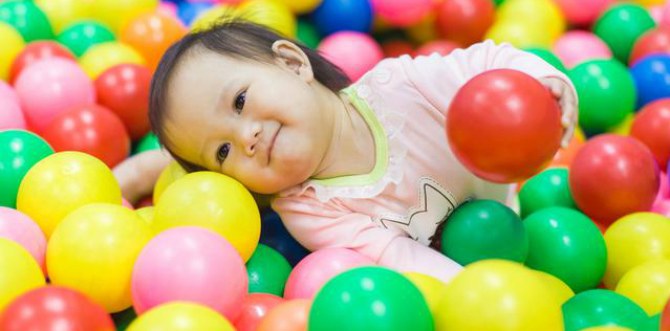 Anak Suka Permainan Mandi Bola? Kenali Bahayanya