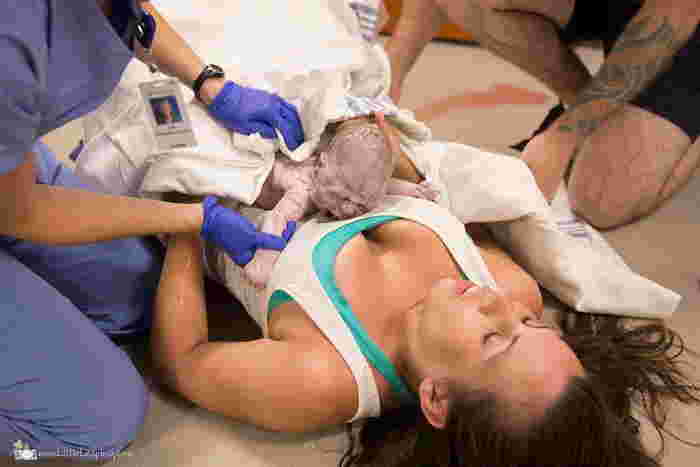 ibu bersalin normal, ibu bersalin, ibu bersalin di rumah, ibu bersalin dalam kereta, ibu bersalin sendiri, gambar bersalin normal, video melahirkan anak secara normal, gambar bersalin, video bersalin normal di hospital, video bersalin normal terbaru, melahirkan anak sendirian, video orang bersalin, orang bersalin di rumah