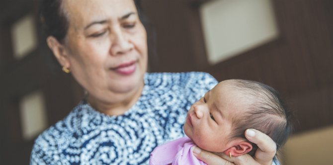 Dilarang menyaksikan kelahiran cucu, ibu mertua ini marah. Bagaimana pendapat Anda?