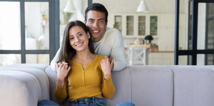 Bercinta di atas sofa, siapa bilang susah? Ini 5 posisi yang bisa Anda lakukan!