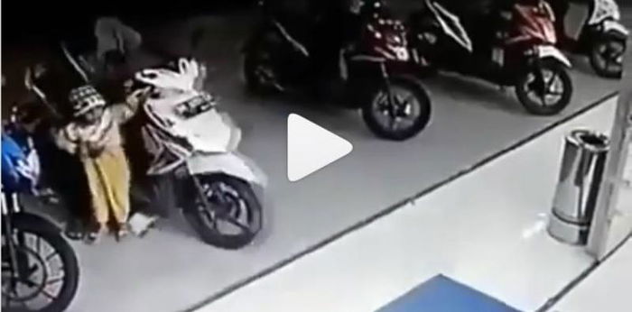Bahaya! Balita tak sengaja nyalakan motor hingga tabrak pintu kaca minimarket