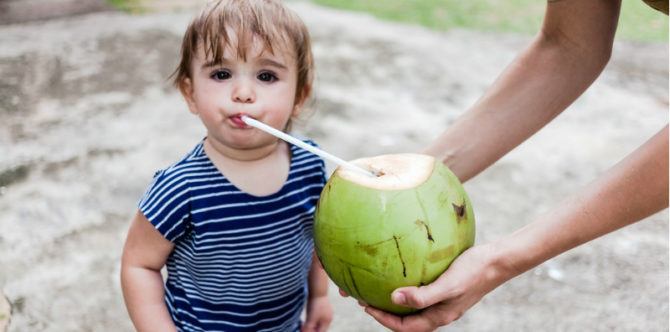 Usia berapa bayi boleh minum air kelapa, dan apa saja manfaatnya?
